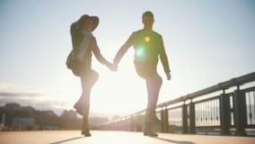 Gelukkig paar die pret hebben in openlucht - het mannetje en de vrouw dansen bij slow-motion zonsondergang, stock video Gelukkig paar die pret hebben in openlucht - het mannetje en de vrouw dansen bij slow-motion zonsondergang, stock video