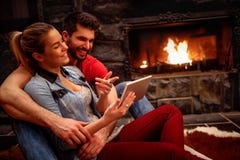 Gelukkig paar in liefde die en tablet samen koesteren gebruiken Stock Afbeelding Gelukkig paar in liefde die en tablet samen koesteren gebruiken Stock Afbeelding
