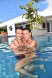 Gelukkig paar in liefde in een privé zwembad stock foto Gelukkig paar in liefde in een privé zwembad stock foto