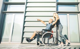 Gelukkig paar met het gehandicapte mens hangen rond bij stedelijke stadsachtergrond - Verhoudingsconcept binnen onbekwaamheidskwe royalty-vrije stock afbeelding Gelukkig paar met het gehandicapte mens hangen rond bij stedelijke stadsachtergrond - Verhoudingsconcept binnen onbekwaamheidskwe royalty-vrije stock afbeelding