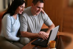 Gelukkig Paar met Laptop 2 stock foto Gelukkig Paar met Laptop 2 stock foto