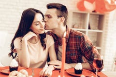 Gelukkig Paar Romantisch Diner bij de Dag van Valentine ` s royalty-vrije stock fotografie Gelukkig Paar Romantisch Diner bij de Dag van Valentine ` s royalty-vrije stock fotografie
