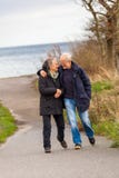 Gelukkig rijp paar die Oostzeeduinen ontspannen stock foto Gelukkig rijp paar die Oostzeeduinen ontspannen stock foto