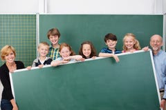 Gelukkig schoolteam van jonge studenten en leraren royalty-vrije stock afbeelding Gelukkig schoolteam van jonge studenten en leraren royalty-vrije stock afbeelding