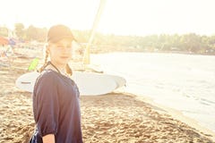 Gelukkig tienermeisje op overzees strand, Griekenland royalty-vrije stock afbeeldingen Gelukkig tienermeisje op overzees strand, Griekenland royalty-vrije stock afbeeldingen