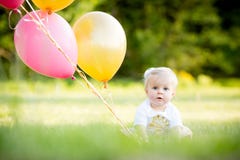 Gelukkig weinig blonde Kaukasisch meisje buiten met ballons stock foto Gelukkig weinig blonde Kaukasisch meisje buiten met ballons stock foto