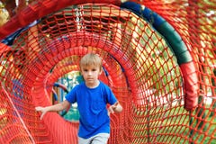 Gelukkig weinig jongen die in kabeltunnel bij de moderne speelplaats spelen De vakantie van de zomer Gelukkige en gezonde kinderj stock afbeeldingen Gelukkig weinig jongen die in kabeltunnel bij de moderne speelplaats spelen De vakantie van de zomer Gelukkige en gezonde kinderj stock afbeeldingen