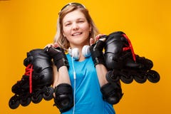 Gelukkige atletische blondevrouw met rolschaatsen op schouder in studio royalty-vrije stock fotografie Gelukkige atletische blondevrouw met rolschaatsen op schouder in studio royalty-vrije stock fotografie