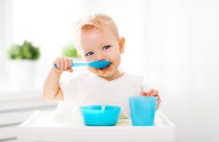 Gelukkige baby die eten stock fotografie Gelukkige baby die eten stock fotografie