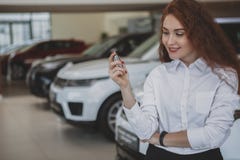 Gelukkige de autosleutels van de vrouwenholding tot haar nieuwe auto royalty-vrije stock afbeeldingen Gelukkige de autosleutels van de vrouwenholding tot haar nieuwe auto royalty-vrije stock afbeeldingen