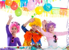 Gelukkige de verjaardagspartij van kinderen met clownpruiken stock fotografie Gelukkige de verjaardagspartij van kinderen met clownpruiken stock fotografie
