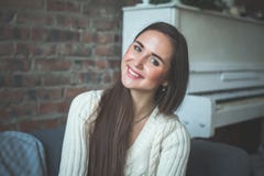 Gelukkige Donkerbruine Vrouw thuis stock foto Gelukkige Donkerbruine Vrouw thuis stock foto