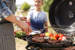Gelukkige familie die barbecue met moderne grill hebben royalty-vrije stock fotografie Gelukkige familie die barbecue met moderne grill hebben royalty-vrije stock fotografie