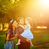 Gelukkige familie die in park loopt stock afbeelding Gelukkige familie die in park loopt stock afbeelding
