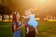 Gelukkige familie die in park loopt royalty-vrije stock afbeelding Gelukkige familie die in park loopt royalty-vrije stock afbeelding