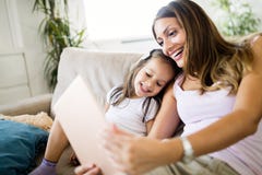 Gelukkige familie die prettijd hebben thuis stock fotografie Gelukkige familie die prettijd hebben thuis stock fotografie