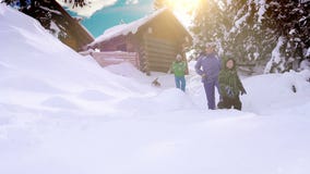 Gelukkige familie het besteden de wintervakantie in de bergcabine met hun hond stock video Gelukkige familie het besteden de wintervakantie in de bergcabine met hun hond stock video