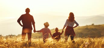 Gelukkige familie: moeder, vader, kinderenzoon en dochter op zonsondergang stock fotografie Gelukkige familie: moeder, vader, kinderenzoon en dochter op zonsondergang stock fotografie