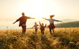 Gelukkige familie: moeder, vader, kinderenzoon en dochter op zonsondergang stock afbeeldingen Gelukkige familie: moeder, vader, kinderenzoon en dochter op zonsondergang stock afbeeldingen