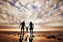 Gelukkige familie samen hand in hand op het strand stock foto Gelukkige familie samen hand in hand op het strand stock foto