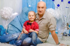Gelukkige familie, vader en zoon in het nieuwe jaardecor, het concept nieuwe jaarvakantie royalty-vrije stock fotografie Gelukkige familie, vader en zoon in het nieuwe jaardecor, het concept nieuwe jaarvakantie royalty-vrije stock fotografie