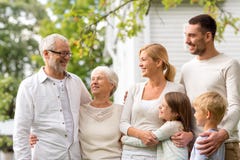Gelukkige familie voor huis in openlucht royalty-vrije stock afbeeldingen Gelukkige familie voor huis in openlucht royalty-vrije stock afbeeldingen