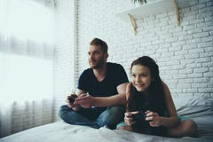 Gelukkige gebaarde vader en tienerdochter royalty-vrije stock afbeeldingen Gelukkige gebaarde vader en tienerdochter royalty-vrije stock afbeeldingen