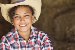 Gelukkige Gemengde het Kindcowboy Hat van het Ras Afrikaanse Amerikaanse Meisje stock fotografie Gelukkige Gemengde het Kindcowboy Hat van het Ras Afrikaanse Amerikaanse Meisje stock fotografie