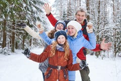 Gelukkige glimlachende familie in de winter sneeuwbos royalty-vrije stock afbeeldingen Gelukkige glimlachende familie in de winter sneeuwbos royalty-vrije stock afbeeldingen