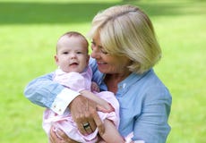 Gelukkige grootmoeder die leuke baby houden royalty-vrije stock fotografie Gelukkige grootmoeder die leuke baby houden royalty-vrije stock fotografie