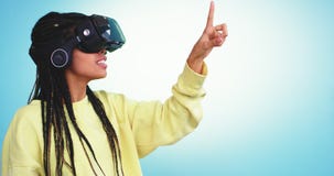 Gelukkige het glimlachen dame Afrikaanse etnisch gebruikend een virtuele werkelijkheidsglazen en met vinger selecteert zij een sp stock videobeelden Gelukkige het glimlachen dame Afrikaanse etnisch gebruikend een virtuele werkelijkheidsglazen en met vinger selecteert zij een sp stock videobeelden