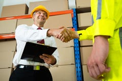 Gelukkige het Pakhuisarbeider van Managershaking hands with stock afbeelding Gelukkige het Pakhuisarbeider van Managershaking hands with stock afbeelding
