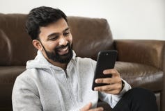 Gelukkige Indische mens die mobiele telefoon met behulp van royalty-vrije stock afbeeldingen Gelukkige Indische mens die mobiele telefoon met behulp van royalty-vrije stock afbeeldingen