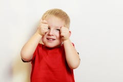 Gelukkige jong geitjejongen die recht aan camera kijken stock foto Gelukkige jong geitjejongen die recht aan camera kijken stock foto
