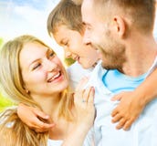 Gelukkige jonge familie die pret hebben in openlucht royalty-vrije stock foto Gelukkige jonge familie die pret hebben in openlucht royalty-vrije stock foto