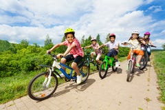 Gelukkige jonge geitjes die fietsen als in ras samen berijden royalty-vrije stock afbeeldingen Gelukkige jonge geitjes die fietsen als in ras samen berijden royalty-vrije stock afbeeldingen