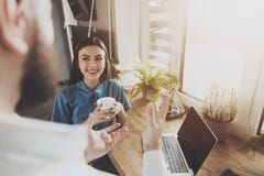 Gelukkige jonge man en vrouw die aan laptop werken stock foto's Gelukkige jonge man en vrouw die aan laptop werken stock foto's