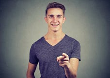 Gelukkige jonge mens die zijn vinger richten op u stock foto Gelukkige jonge mens die zijn vinger richten op u stock foto
