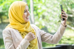 Gelukkige jonge moslimvrouw die selfie nemen Stock Foto Gelukkige jonge moslimvrouw die selfie nemen Stock Foto