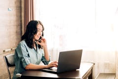 Gelukkige jonge vrouw die laptop thuis met behulp van stock foto's Gelukkige jonge vrouw die laptop thuis met behulp van stock foto's
