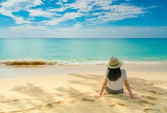 Gelukkige jonge vrouw die in witte overhemden en borrels bij zandstrand zitten Het ontspannen van en het genieten van van vakanti royalty-vrije stock foto Gelukkige jonge vrouw die in witte overhemden en borrels bij zandstrand zitten Het ontspannen van en het genieten van van vakanti royalty-vrije stock foto