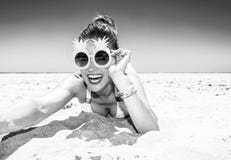 Gelukkige jonge vrouw op zeekust die selfie nemen royalty-vrije stock fotografie Gelukkige jonge vrouw op zeekust die selfie nemen royalty-vrije stock fotografie