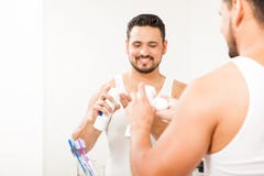 Gelukkige kerel die scheercrème in de badkamers gebruiken stock foto's Gelukkige kerel die scheercrème in de badkamers gebruiken stock foto's