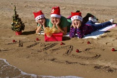 Gelukkige Kerstmiskinderen op strand stock foto Gelukkige Kerstmiskinderen op strand stock foto
