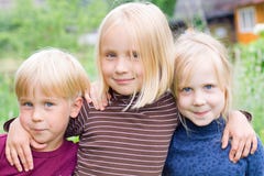Gelukkige Kinderen - Meisje en Jongen openlucht royalty-vrije stock foto Gelukkige Kinderen - Meisje en Jongen openlucht royalty-vrije stock foto