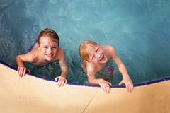 Gelukkige Kleine Jonge geitjes die aangezien zij in het Familie Zwembad zwemmen glimlachen stock afbeeldingen Gelukkige Kleine Jonge geitjes die aangezien zij in het Familie Zwembad zwemmen glimlachen stock afbeeldingen