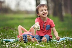 Gelukkige kleine kinderen, die in het gras liggen, blootvoets, madeliefjesaro stock afbeelding Gelukkige kleine kinderen, die in het gras liggen, blootvoets, madeliefjesaro stock afbeelding
