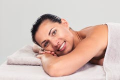 Gelukkige leuke vrouw die op massagelanterfanter liggen royalty-vrije stock afbeeldingen Gelukkige leuke vrouw die op massagelanterfanter liggen royalty-vrije stock afbeeldingen