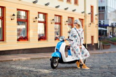 Gelukkige meisjes op een bromfiets royalty-vrije stock fotografie Gelukkige meisjes op een bromfiets royalty-vrije stock fotografie