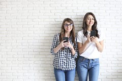 Gelukkige millennial meisjes die pret hebben binnen Jonge mooie vrouwen met perfecte charismatische glimlachen, bruine ogen, golv stock foto's Gelukkige millennial meisjes die pret hebben binnen Jonge mooie vrouwen met perfecte charismatische glimlachen, bruine ogen, golv stock foto's